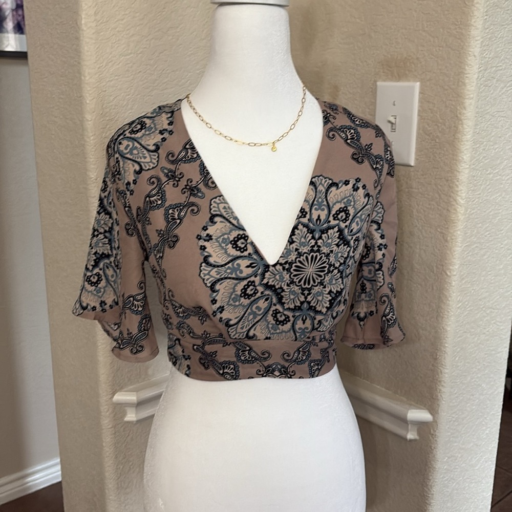 Charlotte Russe tan & navy floral wrap deep v plunge crop top Size XS
